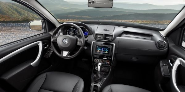 Nissan TERRANO — рулевое колесо и центральная консоль