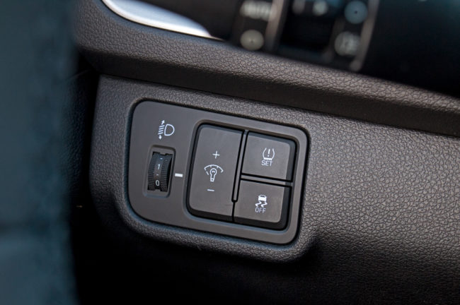 Кнопки управления системой контроля давления воздуха в шинах автомобиля Хёндай Солярис 2019 года