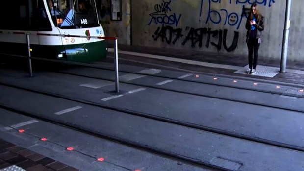 Испанские города «украсили» переходами для «смартфонозависимых» пешеходов